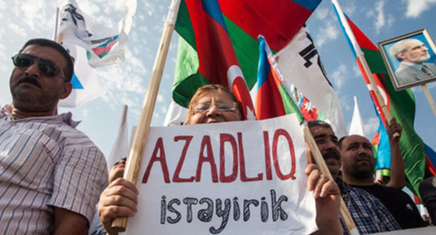 A participants of the opposition meeting holds a poster "We want freedom!". Baku, August 18, 2013. Photo by Aziz Karimov for the "Caucasian Knot"