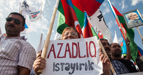 A participants of the opposition meeting holds a poster "We want freedom!". Baku, August 18, 2013. Photo by Aziz Karimov for the "Caucasian Knot"