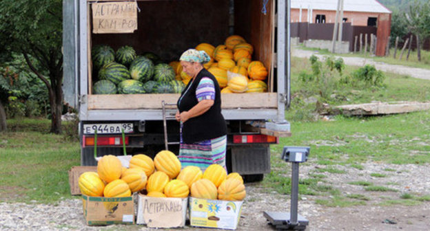 Selling melons and water-melons in the village of Lakha-Varandy. Chechnya, September 2014. Photo by Magomed Magomedov for the "Caucasian Knot"