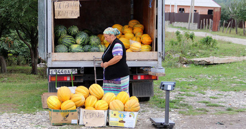 Selling melons and water-melons in the village of Lakha-Varandy. Chechnya, September 2014. Photo by Magomed Magomedov for the "Caucasian Knot"