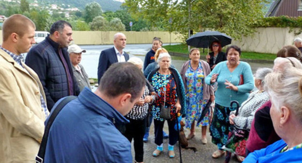 Meeting of the residents of the micro-district KSM in Sochi. September 26, 2014. Photo by Yelena Dzaganiya