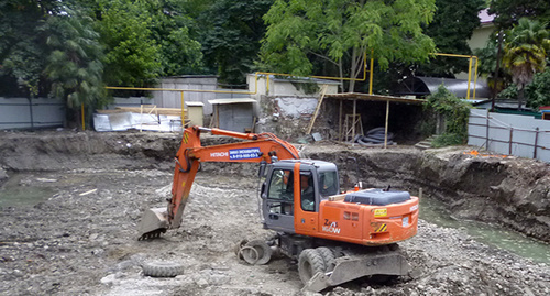 Excavator at the high-rise building construction site, residential area of Park and Constitution Streets, Sochi, September 2014. Photo by Svetlana Kravchenko for the ‘Caucasian Knot’.   