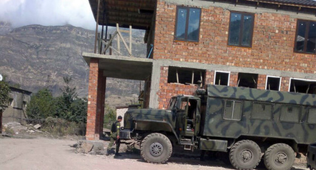 Law enforcers’ car in Vremenny. Photo made by residents of the settlement of Vremenny, Untsukul District of Dagestan, September 24, 2014. 