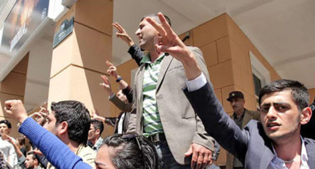 Supporters of ‘Nida’ activists at the rally following the announcement of guilty verdict against ‘Nida’ members in the court. Baku, May 6, 2014. Photo by Aziz Karimov for the ‘Caucasian Knot’. 