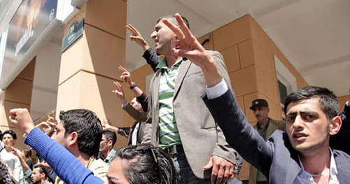 Supporters of ‘Nida’ activists at the rally following the announcement of guilty verdict against ‘Nida’ members in the court. Baku, May 6, 2014. Photo by Aziz Karimov for the ‘Caucasian Knot’. 