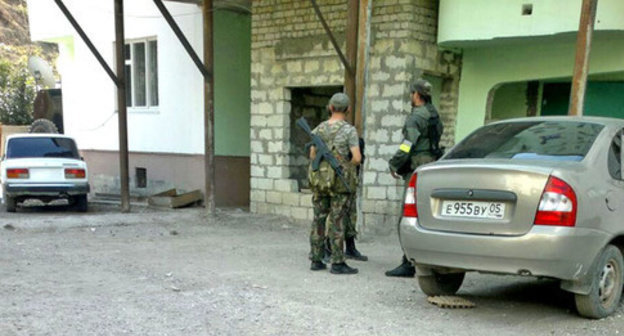 Law enforcers in the settlement of Vremenny, Untsukul District of Dagestan, September 24, 2014. Photo provided by residents of Vremenny. 