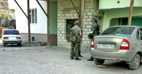 Law enforcers in the settlement of Vremenny, Untsukul District of Dagestan, September 24, 2014. Photo provided by residents of Vremenny. 