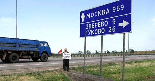 Resident of Zverevo taking part in protest action at ‘Moscow-Kavkaz’ highway, Rostov Region, June 2014. Photo by Rostov District Committee of the Communist Party of the Russian Federation, http://kprf-don.ru