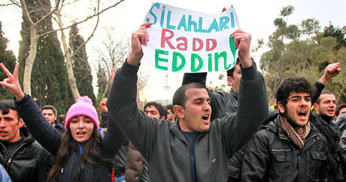 Protester at the rally in support of the city of Ismayilly residents holding a placard saying: ‘Keep your guns off us!’ Baku, January 26, 2013. Photo by Aziz Karimov for the ‘Caucasin Knot’. 