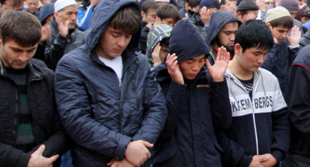 Moscow, Prospect Mira, October 4, 2014. Muslim worshipers pray at the Cathedral Mosque on the day of Eid al-Adha. Photo by Magomed Tuayev for the ‘Caucasian Knot’. 