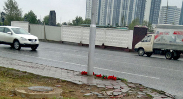 Flowers at the place where policemen perished. Grozny, October 6, 2014. Photo by the "Caucasian Knot" correspondent