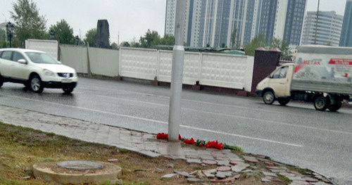 Flowers at the place where policemen perished. Grozny, October 6, 2014. Photo by the "Caucasian Knot" correspondent