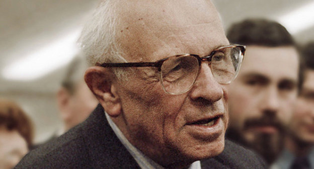 Academician Andrei Sakharov. Photo by Vladimir Fedorenko from the RIA Novosti archive, license CC BY-SA 3.0. https://ru.wikipedia.org/wiki/%D0%A1%D0%B0%D1%85%D0%B0%D1%80%D0%BE%D0%B2,_%D0%90%D0%BD%D0%B4%D1%80%D0%B5%D0%B9_%D0%94%D0%BC%D0%B8%D1%82%D1%80%D0%B8%D0%B5%D0%B2%D0%B8%D1%87#mediaviewer/File:RIAN_archive_25981_Academician_Sakharov.jpg