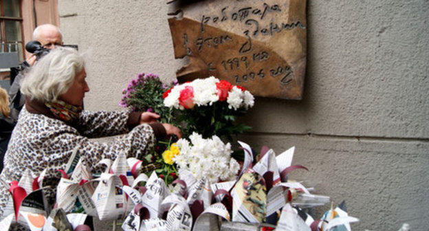 Laying of flowers at the memorial plaque of Anna Politkovskaya. Moscow, October 7, 2014. Photo by Aida Magomedova for the "Caucasian Knot"