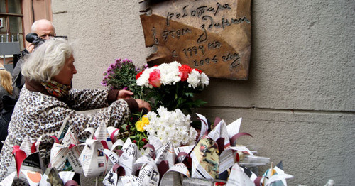 Laying of flowers at the memorial plaque of Anna Politkovskaya. Moscow, October 7, 2014. Photo by Aida Magomedova for the "Caucasian Knot"