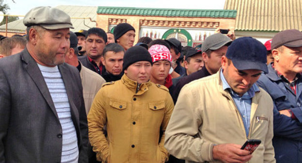 A protest action demanding to punish the persons responsible for the death of Asanov. The village of Terekli-Mekteb, October 8, 2014. Photo by Patimat Makhmudova for the "Caucasian Knot"