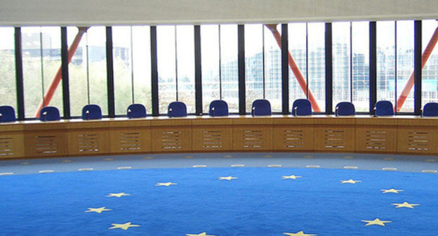 Conference hall of the European Court of Human Rights. Photo: https://ru.wikipedia.org/wiki/%D0%95%D0%B2%D1%80%D0%BE%D0%BF%D0%B5%D0%B9%D1%81%D0%BA%D0%B8%D0%B9_%D1%81%D1%83%D0%B4_%D0%BF%D0%BE_%D0%BF%D1%80%D0%B0%D0%B2%D0%B0%D0%BC_%D1%87%D0%B5%D0%BB%D0%BE%D0%B2%D0%B5%D0%BA%D0%B0#mediaviewer/File:European_Court_of_Human_Rights_Court_room.jpg