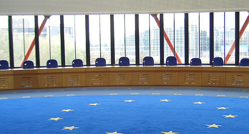 Conference hall of the European Court of Human Rights. Photo: https://ru.wikipedia.org/wiki/%D0%95%D0%B2%D1%80%D0%BE%D0%BF%D0%B5%D0%B9%D1%81%D0%BA%D0%B8%D0%B9_%D1%81%D1%83%D0%B4_%D0%BF%D0%BE_%D0%BF%D1%80%D0%B0%D0%B2%D0%B0%D0%BC_%D1%87%D0%B5%D0%BB%D0%BE%D0%B2%D0%B5%D0%BA%D0%B0#mediaviewer/File:European_Court_of_Human_Rights_Court_room.jpg