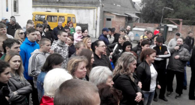 Protest action after the fight in the hospital of the city of Mineralnye Vody. September 28, 2014. Photo: Bloknot Stavropol http://bloknot-stavropol.ru/news/more/na-mitinge-v-minvodah-policija-dokazyvala-chto-cakanjan---kazak-a-ne-sotrudnik-policii