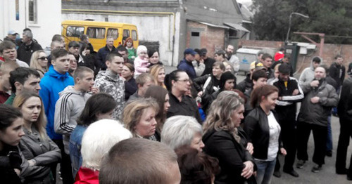 Protest action after the fight in the hospital of the city of Mineralnye Vody. September 28, 2014. Photo: Bloknot Stavropol http://bloknot-stavropol.ru/news/more/na-mitinge-v-minvodah-policija-dokazyvala-chto-cakanjan---kazak-a-ne-sotrudnik-policii