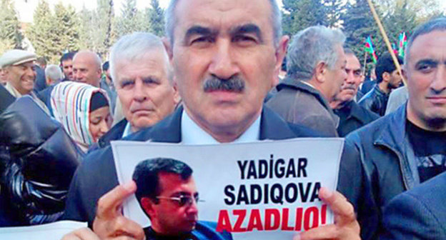 Father of prisoner of conscience Faraj Kerimli holding photo of another prisoner of conscience – Yadigyar Sadygov. Photo: RFE/RL http://www.radioazadlyg.ru/content/article/26633207.html