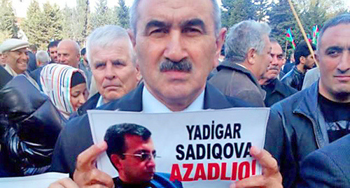 Father of prisoner of conscience Faraj Kerimli holding photo of another prisoner of conscience – Yadigyar Sadygov. Photo: RFE/RL http://www.radioazadlyg.ru/content/article/26633207.html