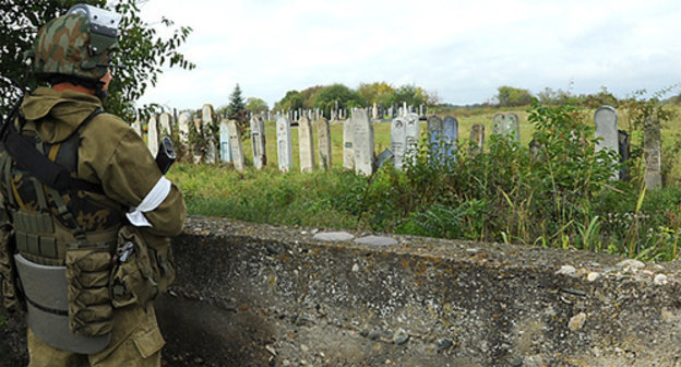 Law enforcement officer during the search operation near Psykhurei settlement, Kabardino-Balkaria. Photo: http://nac.gov.ru/nakmessage/2014/10/06/v-kabardino-balkarii-neitralizovany-dva-uchastnika-nezakonnogo-vooruzhennogo-f.html