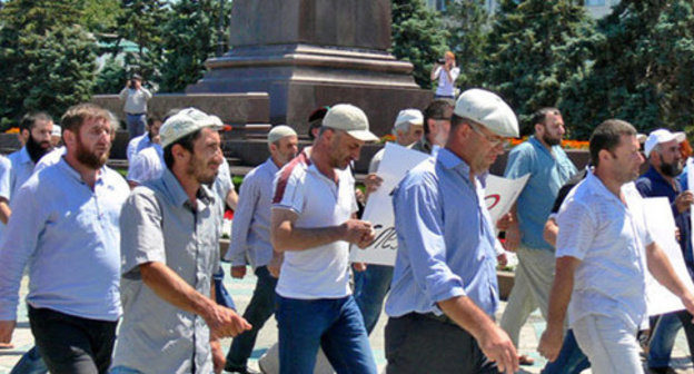 Funeral procession in connection with the murder of journalist Akhmednabi Akhmednabiev. Makhachkala, July 9, 2013. Photo by Patimat Makhmudova for the ‘Caucasian Knot’.