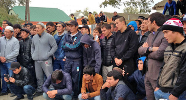 Protest action demanding to punish the persons responsible for the death of Eradil Asanov. Village of Terekli-Mekteb, October 8. 2014. Photo by Patimat Makhmudova for the ‘Caucasian Knot’. 