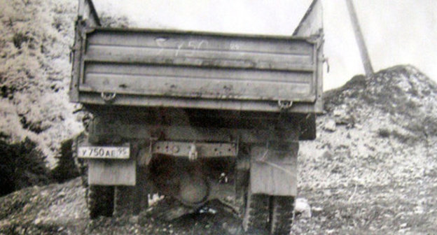 A car Raisa Kosumova was driving when she got under a mortar attack. Vedeno District of Chechnya, June 7, 2003. Photo from the archive of the Committee against Torture.