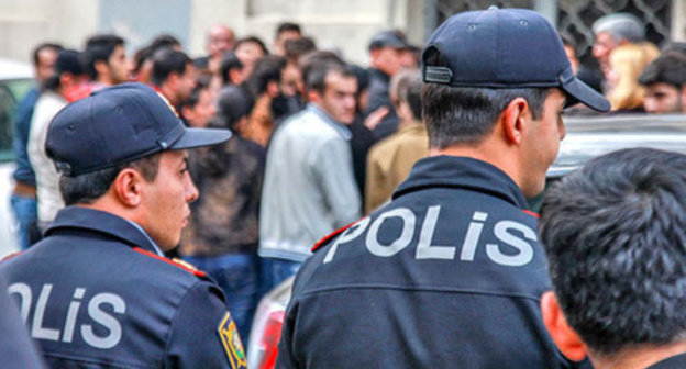 Law enforcement officers near the court building where the case of Nida activists is considered, Baku, November 5, 2013. Photo by Aziz Karimov for the ‘Caucasian Knot’.   