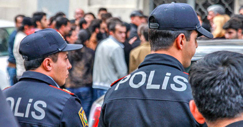 Law enforcement officers near the court building where the case of Nida activists is considered, Baku, November 5, 2013. Photo by Aziz Karimov for the ‘Caucasian Knot’.   