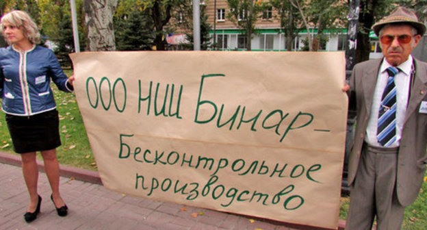 Residents of Srednaya Akhtuba picket against expanded clay factories. Volgograd, October 17, 2014. Photo by Vyacheslav Yaschenko for the ‘Caucasian Knot’. 