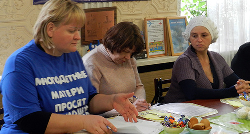 Mothers of large families Nadezhda Kireeva, Olga Stepanova and Olga Eschenko. Photo by Tatyana Filimonova for the "Caucasian Knot"