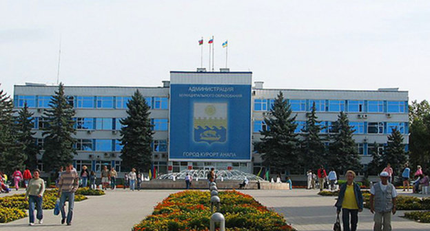 The administration of Anapa. Photo by Artyom Topchy, https://ru.wikipedia.org/wiki/%D0%90%D0%BD%D0%B0%D0%BF%D0%B0#mediaviewer/File:Anapa._Administration.JPG