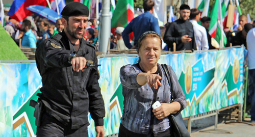 Law enforcers and an elderly woman in a street of Grozny, September 2014. Photo by Magomed Magomedov for the "Caucasian Knot" 