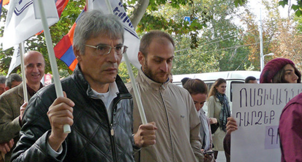 Participant of a march, Yerevan, October 21, 2014. Photo by Armine Martirosyan for the "Caucasian Knot"