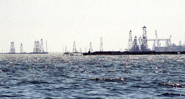 Oil derricks. Photo: Bruno Girin on Flickr https://ru.wikipedia.org