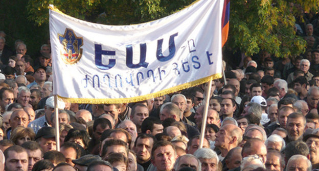 Sign on the banner: ‘Soldiers-liberators together with people’. Photo by Armine Martirosyan for the ‘Caucasian Knot’. 