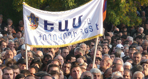 Sign on the banner: ‘Soldiers-liberators together with people’. Photo by Armine Martirosyan for the ‘Caucasian Knot’. 