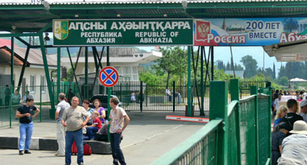 Russian-Abkhazian border checkpoint in Adler.  Photo: user:DILIN https://ru.wikipedia.org