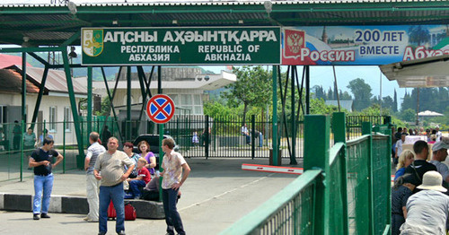 Russian-Abkhazian border checkpoint in Adler.  Photo: user:DILIN https://ru.wikipedia.org