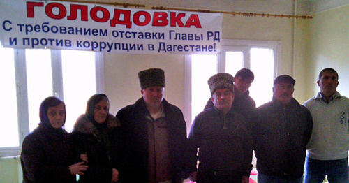 Participants of a hunger-strike demanding the resignation of the Dagestani leader Ramazan Abdulatipov. Makhachkala, October 29, 2014. Photo: regional office of ‘Spravedlivaya Rossiya’  Party, http://www.spravedlivo.ru