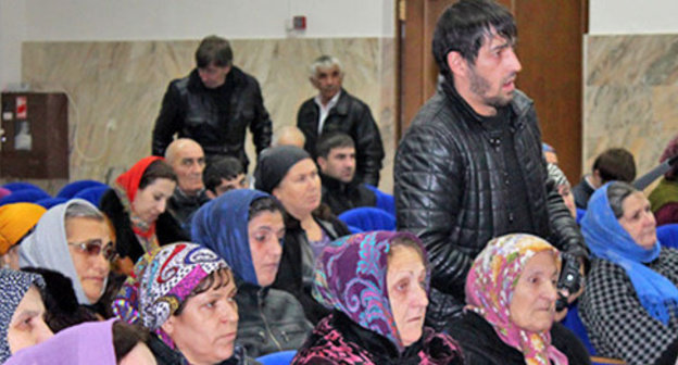 Relatives of disappeared Chechen residents who received genetic passports. Grozny, October 28, 2014. Photo: ‘Molodezhnaya Smena’ newspaper, http://msmena.ru