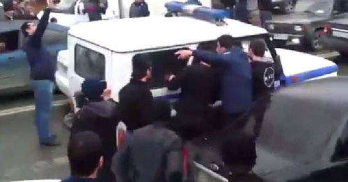 Mosque in Hungarian Fighters Street was cordoned off by law enforcers trying to detain mosque-goers. Makhachkala, October 31, 2014. Screenshot from the video posted by the ‘Caucasian Knot’.