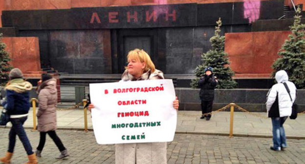 Nadezhda Kireeva standing at the Lenin Mausoleum in a picket, Moscow, October 31, 2014. Photo by Ekaterina Maldon. 