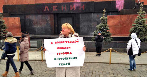 Nadezhda Kireeva standing at the Lenin Mausoleum in a picket, Moscow, October 31, 2014. Photo by Ekaterina Maldon. 