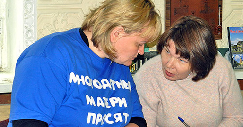 Mothers of many children Nadezhda Kireeca (to the left) and Olga STepanova. Photo by Tatyana Filimonova for the "Caucasian Knot"