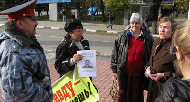 Strike picket in support of Aleksey Dymovsky, a major of the militia. Novorossisk, Novemer 14, 2009. Photo by the Novorossisk Committee of Human Rights