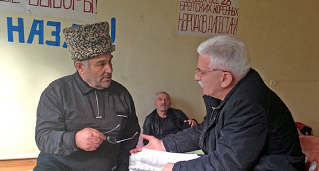 Denga Khalidov, the Adviser of the Dagestani leader, and the participant of the action Mamatkha Baysultanov. Photo by Patimat Makhmudova for the "Caucasian Knot"